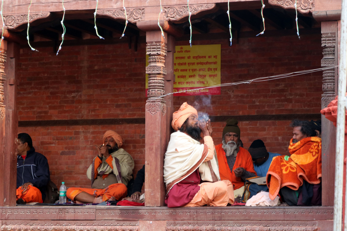 पर्वका लागि काठमाडौँ आएका साधुहरु पशुपति क्षेत्रमा मस्तीले गाँजा तान्दै, नियन्त्रणमा सुरक्षा निकायलाई चुनौती ।